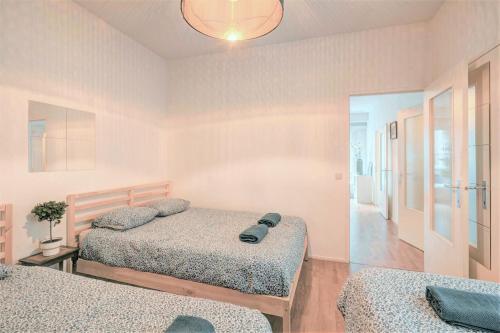 una camera con due letti e uno specchio di Lucky Lambert Apartment ad Anversa