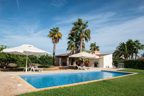 The swimming pool at or close to Finca Estrella