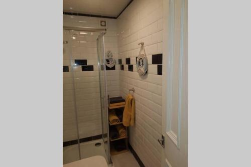 Kupatilo u objektu Town Centre Ground Floor Flat 2 bathrooms one En-suite