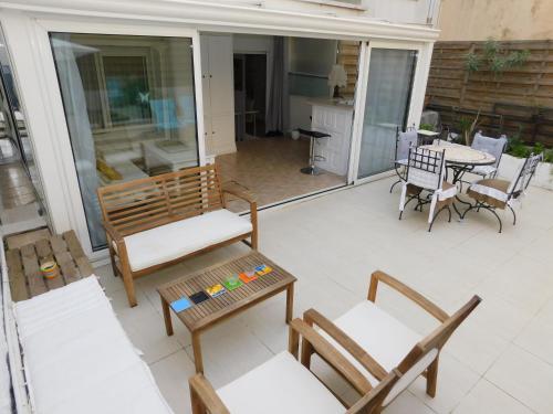 d'une terrasse avec des chaises, une table, une table et des chaises. dans l'établissement Lovely 1 Bedroom Boulevard de la Croisette, à Cannes