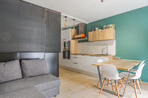 une cuisine et un salon avec une table et des chaises dans l'établissement Le Cocon Juanais - Welkeys, à Antibes