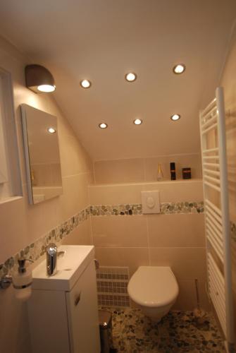 une salle de bain avec des toilettes blanches et un lavabo dans l'établissement La Javanaise, à Saint-Aygulf