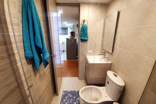 Baño pequeño con aseo y lavamanos en HOMY APARTAMENTOS #6 - Corferias, embassy, airport, G12, UN, Agora en Bogotá