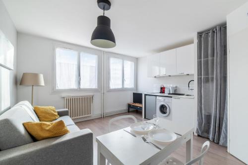 uma sala de estar com um sofá e uma mesa em Nice and modern studio in Monplaisir district in Lyon - Welkeys em Lyon