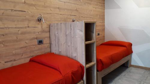 Postel nebo postele na pokoji v ubytování Hotel Bed & Rooms , Corte Rossa -1 Min Walk To Bernina Express