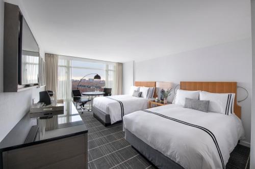 um quarto de hotel com duas camas e uma televisão em The Colonnade Hotel em Boston