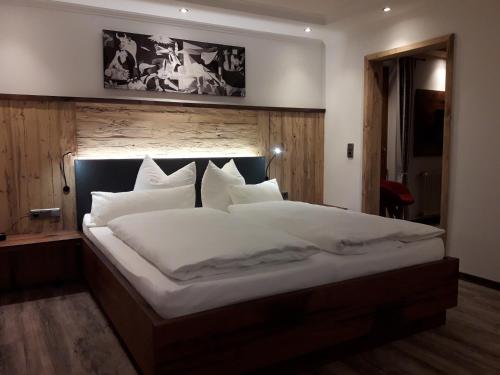 
Ein Bett oder Betten in einem Zimmer der Unterkunft Hotel Krone
