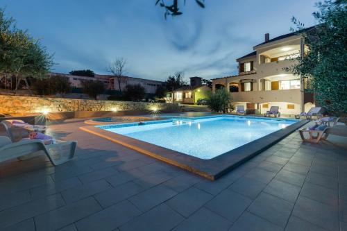 Bazén v ubytování Villa Zlatni dvori ZadarVillas nebo v jeho okolí