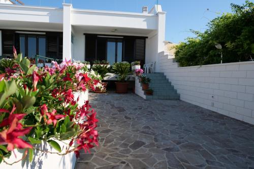 una casa con flores delante en Panorama Leukos en Castrignano del Capo