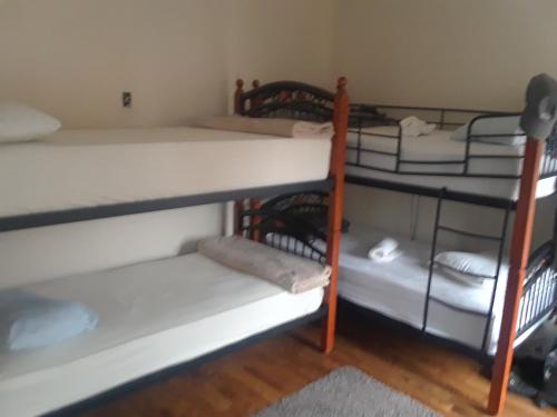 Ein Etagenbett oder Etagenbetten in einem Zimmer der Unterkunft Perfect near NYC