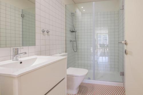 een badkamer met een toilet, een wastafel en een douche bij São Bento Hill View in Porto