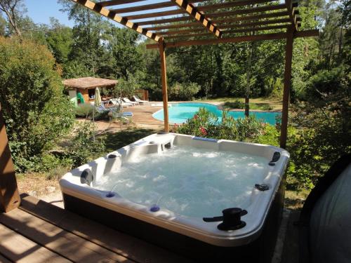 Bazén v ubytování B&B L'Albatros nebo v jeho okolí