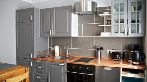 a kitchen with a sink and a counter top at Ferienwohnung Seestern in Neunkirchen