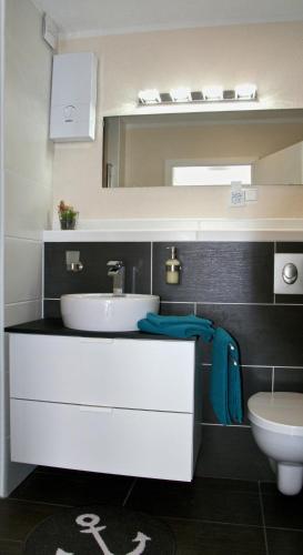 a bathroom with a sink and a mirror at Ferienwohnung Seestern in Neunkirchen