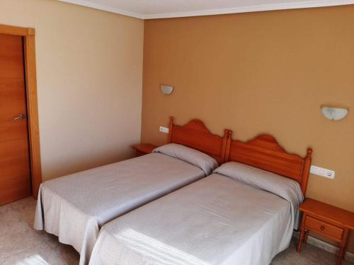 two beds in a small room withermottermottermottermott at Hotel Cano in Torrevieja