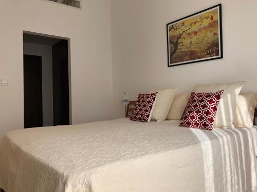 Postel nebo postele na pokoji v ubytování Rimal Retreat by JS - Deluxe 1 BD Apartment