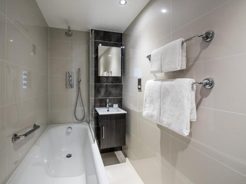 
A bathroom at Holiday Inn London Kensington High St., an IHG Hotel
