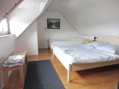 um quarto com 2 camas num sótão em Ferienwohnung Wessels em Kassel