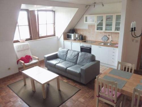 uma sala de estar com um sofá e uma mesa em Ferienwohnung Wessels em Kassel