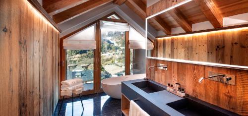 Kuchyň nebo kuchyňský kout v ubytování Le Massif Hotel & Lodge Courmayeur The Leading Hotels of the World