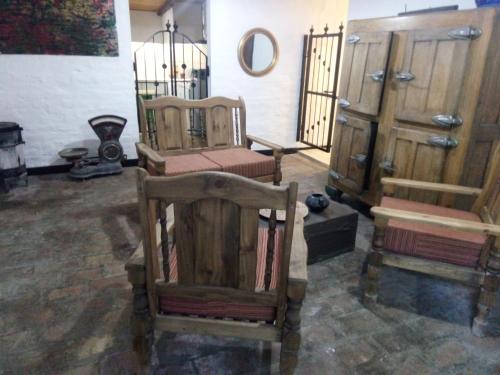 a room with two wooden chairs and aoire at Casita campestre in Cacheuta