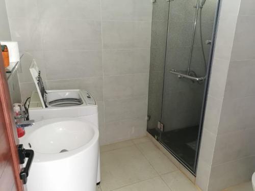 Baðherbergi á Rayon Vert Bleuphorie Beach Apartment