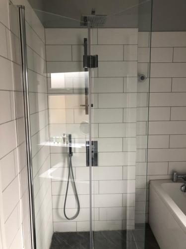 eine Dusche mit Glastür im Bad in der Unterkunft Margate's Modern Luxury Apartment in Margate