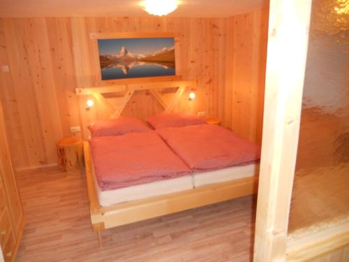 een kleine slaapkamer met een bed in een kamer bij gästehaus stadle in Sankt Anton am Arlberg