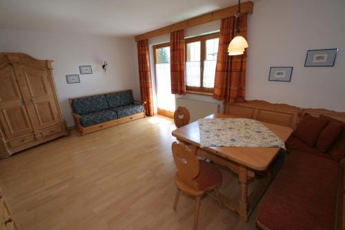 sala de estar con mesa y sofá en Appartement Top Tirol, en Maurach