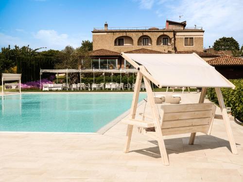 - un hamac installé sur une terrasse à côté de la piscine dans l'établissement Tenute del Gheppio, à Dugenta