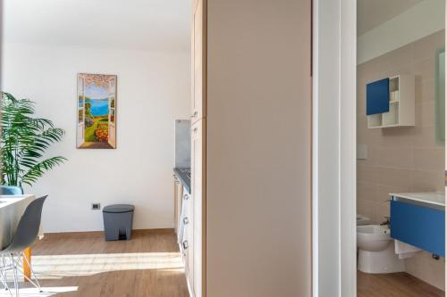 een badkamer met een wastafel en een toilet in een kamer bij Appartamento Vicino al Mare in Portoferraio