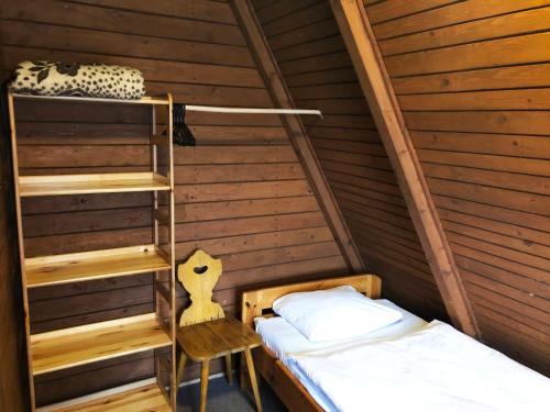 カルパチにあるDomki Brdaの二段ベッド1組と梯子が備わる客室です。