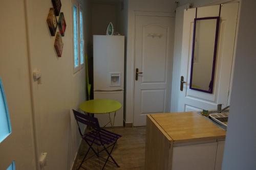 Il comprend une cuisine équipée d'une petite table et d'un réfrigérateur. dans l'établissement La petite Parenthèse, à Morainvilliers