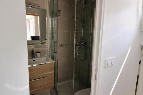 a bathroom with a shower and a sink at 103275 - Appartement 4 personnes Temple - République in Paris