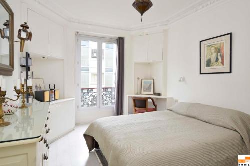 Säng eller sängar i ett rum på 204340 - A two-room apartment with traditional chic style in the Marais