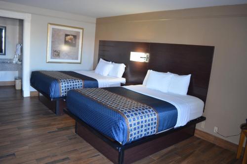 um quarto de hotel com duas camas num quarto em Hill Country Inn em Marble Falls