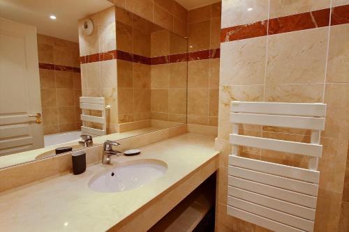 uma casa de banho com um lavatório e um espelho em 217361 - Appartement 6 personnes à Paris em Paris
