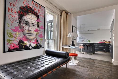 - un salon avec un canapé et un grand tableau dans l'établissement 502254 - Spacious duplex apartment for 12 people near Les Halles, à Paris