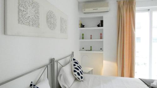 コルドバにあるAzhar Suitesの白い部屋(ベッド1台、窓付)