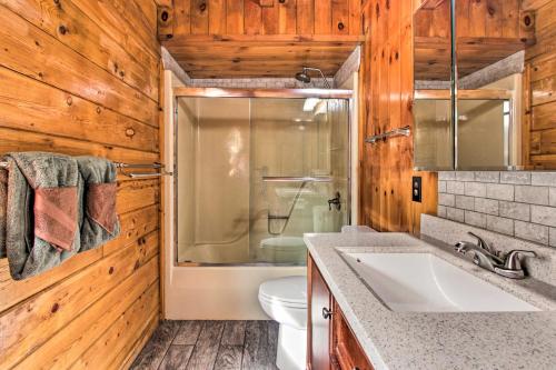 セバービルにあるRustic Cabin with Screened Deck 8 Mi to Dollywoodのトイレと洗面台付きのバスルーム