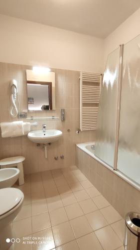 A bathroom at Hotel Del Negro