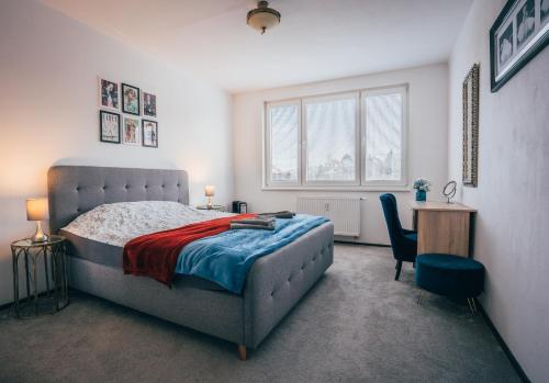 Schlafzimmer mit einem Bett, einem Schreibtisch und einem Fenster in der Unterkunft Apartmán Marilyn in Český Krumlov