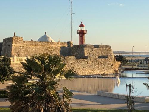 king's tower by Férias em Figueira