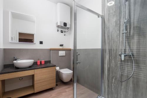 Deluxe Apartments & Rooms "In the Center" tesisinde bir banyo