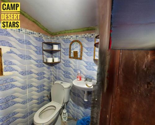 a bathroom with a toilet and a sink at Camp Desert Stars in Mhamid