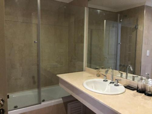 bagno con lavandino e doccia di Departamento 3 ambientes, 2 habitaciones a Mar del Plata