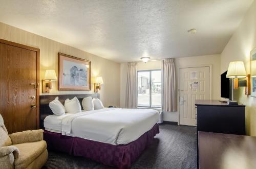 Postel nebo postele na pokoji v ubytování Americas Best Value Inn & Suites Ft Collins E at I-25