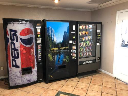 dos máquinas de soda con pepsi y sodas en Western Inn, en Houston