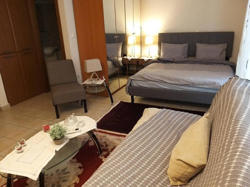 sypialnia z łóżkiem, kanapą i stołem w obiekcie Maria’s house w Salonikach