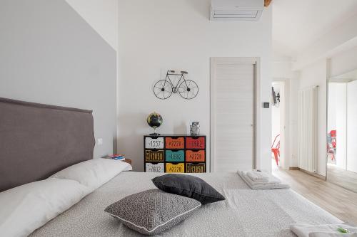 una camera da letto con un letto con una bicicletta appesa al muro di AP Appartamenti Urbik a Bologna